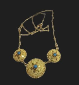Collana con tre bottoni e turchesi